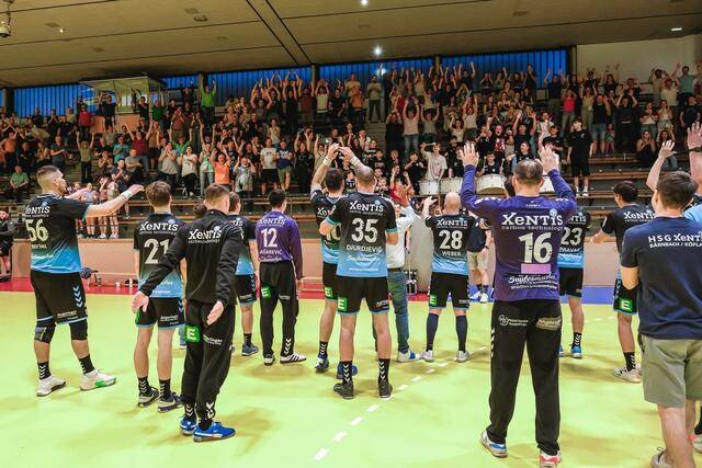 So wollen die HSG-Spieler nach dem Match gegen Hollabrunn den Klassenerhalt feiern. | Foto: IQ-Foto, Thomas Leibetseder