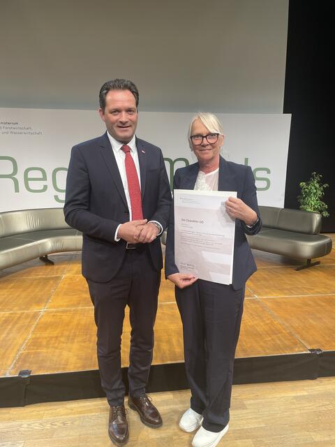 Minister Norbert Totschnig überreichte die Auszeichnung an die Obfrau der "Clean4tler OÖ", Christina Gattermaier-Humer.  | Foto: Clean4tler