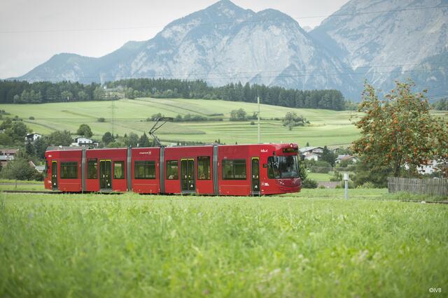 Nachhaltige Mobilität in der Region Innsbruck: Bus, Bahn, Tram und weitere Optionen bieten umweltfreundliche Möglichkeiten für die An- und Weiterreise in Stadt und Umgebung. | Foto: IVB