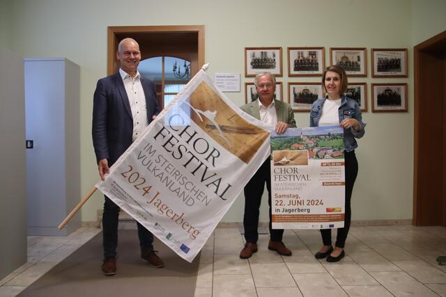 Bgm. Viktor Wurzinger, Josef Ober, Anna Knaus-Maurer (v.l.) mit der offiziellen Fahne des Chorfestivals.  | Foto: RegionalMedien