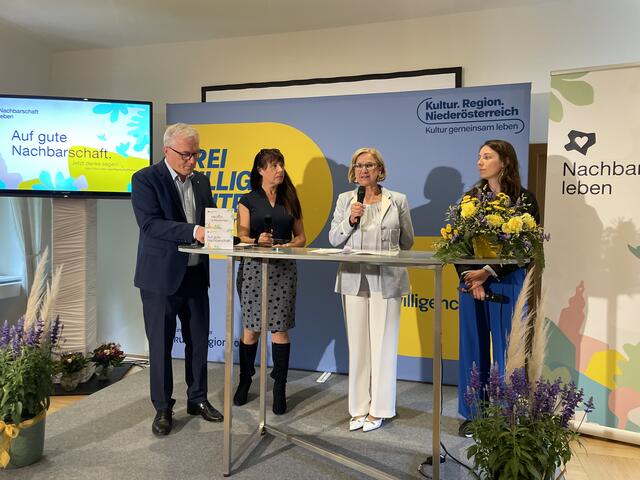  Symposium zum Thema Nachbarschaft: Geschäftsführer der Kultur.Region.Niederösterreich Martin Lammerhuber, Fachärztin für Psychiatrie Bärbel Fichtl, Landeshauptfrau Johanna Mikl-Leitner und Kultur- und Sozialanthropologin Bettina Ludwig. | Foto: Victoria Edlinger