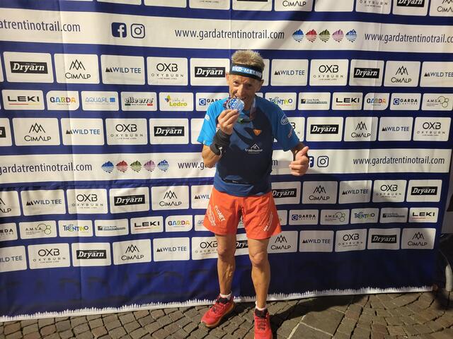 Nach der erbrachten Leistung in Italien biss Reinhard Wohlfarter mit Genuss in seine Finisher-Medaille. | Foto: Wohlfarter