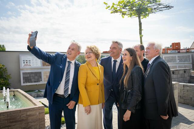 LA Hermann Hauer in seinem Element – Selfie-Time. | Foto: ÖVP