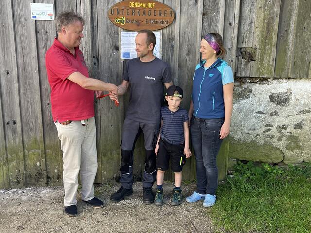  Önj Unterkagerer-Teamleiter Helmut Eder (l) und die Herbergsverwalterin und önj Unterkagerer-Sekretärin Monika Pichler übergeben die Schlüssel an den der neue Herbergswart Josef Stöbich aus Kasten. Mit dabei auch Sohn Alexander Stöbich( 5 Jahre).  | Foto: önj Unterkagerer