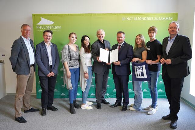 Vertreterinnen und Vertreter der HTL Eisenstadt und der FH Burgenland unterzeichneten eine Vereinbarung zur geplanten Zusammenarbeit. | Foto: FH Burgenland