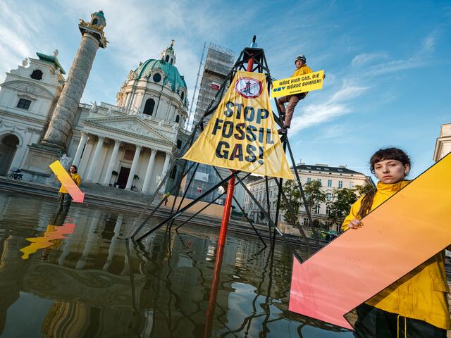 Ein sechs Meter hohes Modell eines Gasbohrturms wurde von Greenpeace am Karlsplatz installiert. | Foto: Mitja Kobal/Greenpeace