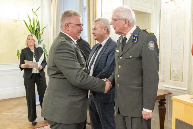 Christian Peter wird von der Landesspitze beglückwünscht. | Foto: Land Steiermark/Binder
