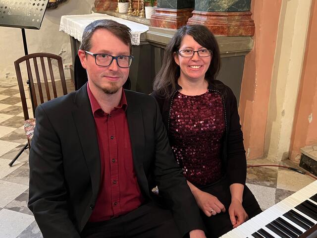 Lorenz Kohlbacher und Johanna Moser begleiten den Chor abwechselnd am Klavier. | Foto: Wutte