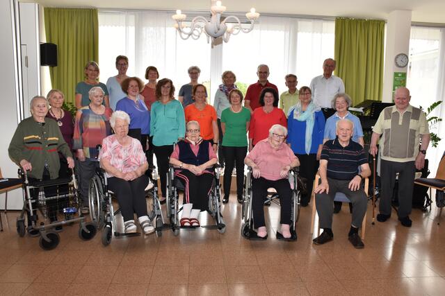 1. Reihe: Maria Zwettler, Johanna Mantsch, Paula Traxler, Gertrude Hirtl, Erich Christ.
2. Reihe: Helga Reiter, Aloisia Widhalm, Andrea Berger, Melitta Biedermann, Monika Steininger, Monika Öhlknecht, Gertrude Jäger, Ilse Bernhard, Rosalinde Steinberger, Alfred Reisinger.
3. Reihe: Astrid Pany, Herta Taufner, Leopoldine Schwingenschlögl, Gudrun WeisgramFaltl, Andrea Neuwirth, Georg Steininger, Kurt Reiter, Roman Bernhard. | Foto: PBZ Waidhofen