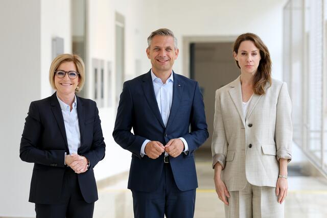 V. l.: AMS-Landesgeschäftsführerin Iris Schmidt, Landesrat Wolfgang Hattmannsdorfer und Autorin Natalie Amiri. | Foto: Land OÖ/Stinglmayr