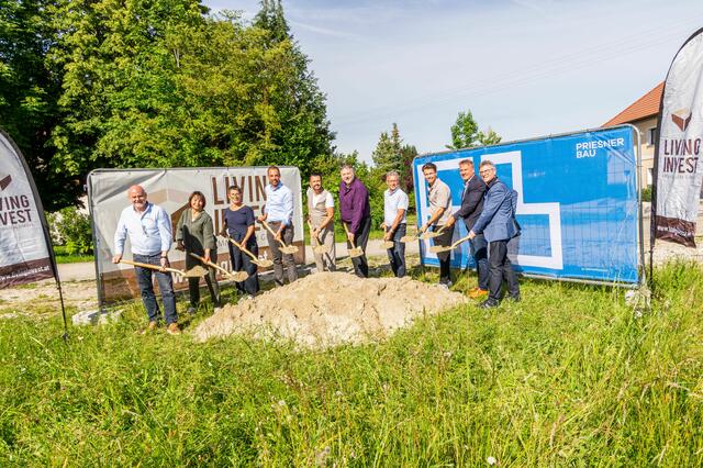 Spatenstich für neues Bauprojekt in Fischlham: (v.l.:)Hannes Brandl (Priesner Bau), Erika Lahner (Gemeinderat), Eveline Palzer (Gemeindevorstand), Klaus Lindinger (Bürgermeister), Andreas Radlmüller (GF-LIV), Michael Gernot Bayer (Vizebürgermeister), Wilfried Schorn (Gemeinderat), Jan Radlmüller (LIV), Wolfgang Repouz (LIV), Norbert Haderer (Architekt). | Foto: LIV-Living Investment