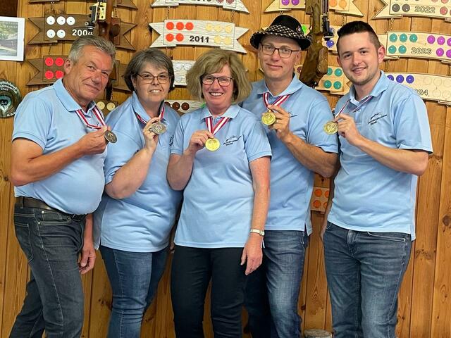 Die Medaillengewinner der Armbrustschützen Strass -
v.li.n.re.: Josef Hartl, Andrea Kretz, Anita Putzgruber, Helmut Müller, Stefan Leuthner
 | Foto: Helma Zöchmeister