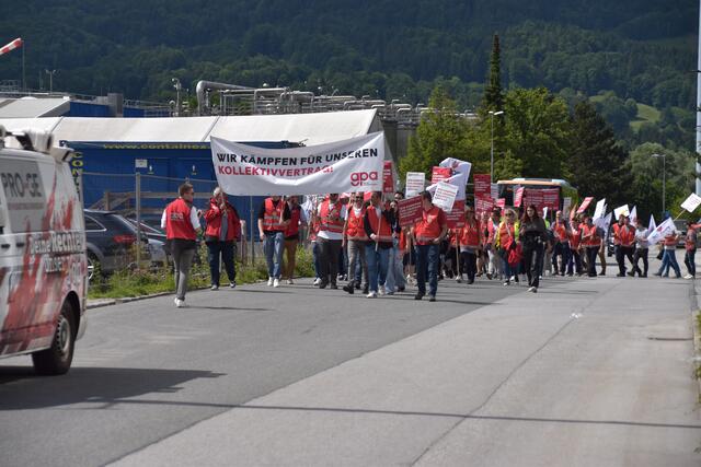 Die Gewerkschaften GPA und PRO-GE luden am Montag zur öffentlichen BR-Konferenz und Protestkundgebung in Kundl ein. Ab 15 Uhr startete dann ein Demo-Zug durch Kundl.  | Foto: Barbara Fluckinger