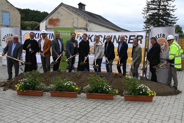 Der feierliche Spatenstich der Brauerei für das Göttweiger Bier: Franz Gunacker (Lagerhaus), Pater Maximilian Krenn (Stift Göttweig), Harald Schrittwieser (Kickinger Bau), Bürgermeister Günter Schaubach, Jonny Neidhart (Spitzenbier), Pater Pirmin Mayer (Stift Göttweig), Fritz Hahn (Obmann Spitzenbier), Ivan Gabrovec (Spitzen-bier), Gerhard Buchinger (Raiffeisenbank St. Pölten), Direktor Josef Sieder (Land-wirtschaftliche Fachschule Pyhra), Jürgen Erber (Spitzenbier), Andreas Maier (Ki-ckinger Bau) | Foto: Bernhard Herzberger