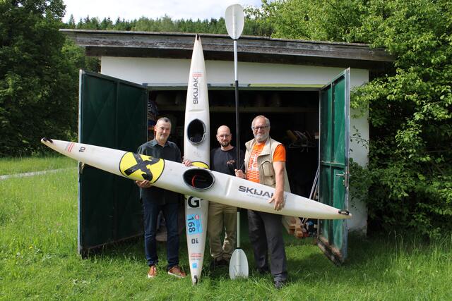 Wolfgang Judmaier, Alexander Koch und Robert Koch (v. l.) mit einem Paar Skijaks, auf denen die Wassersportler "über das Wasser laufen". | Foto: RegionalMedien Steiermark