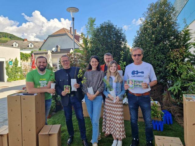 Vertreterinnen und Vertreter der Grünen, unter anderem Bezirkssprecher Christian Zach (2.v.l.), Grünen-Klubobfrau Sandra Krautwaschl (3.v.l.) und Anna Binder (2.v.r.), Sprecherin der Grünen Jugend Steiermark | Foto: Die Grünen Voitsberg