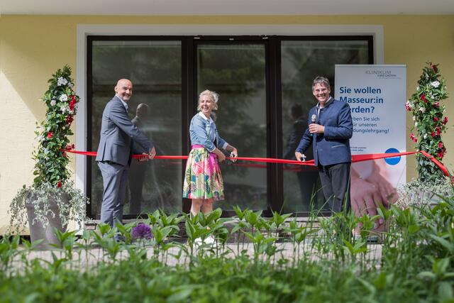v.r.: Stefan Günther, Geschäftsführer der Klinikum Austria Gesundheitsgruppe, Akademieleiterin Sonja Pimminger von der Vitalakademie und Norbert Ellmauer, Bürgermeister Bad Gastein eröffnen die Massageschule. | Foto: Klinikum Bad Gastein