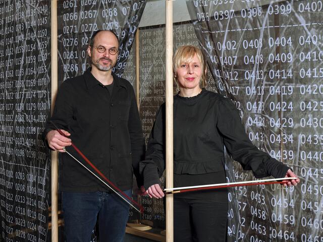 Matija Schellander und Clementine Gasse in der neuen Rauminstallation ADD.LIN.FRE.17: NEIN-NON-NE (1991/2022–24) von Meina Schellander
 | Foto: Gisela Erlacher, © Meina Schellander /
