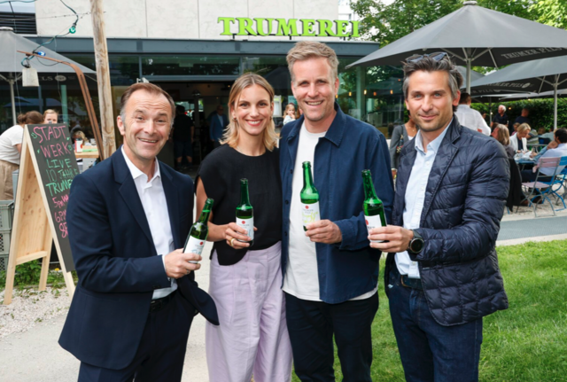 Bürgermeister Bernhard Auinger, Caro Eisl, Seppi Sigl und Jakob Bonomo (Geschäftsführer Prisma) | Foto: TRUMER Privatbrauerei 