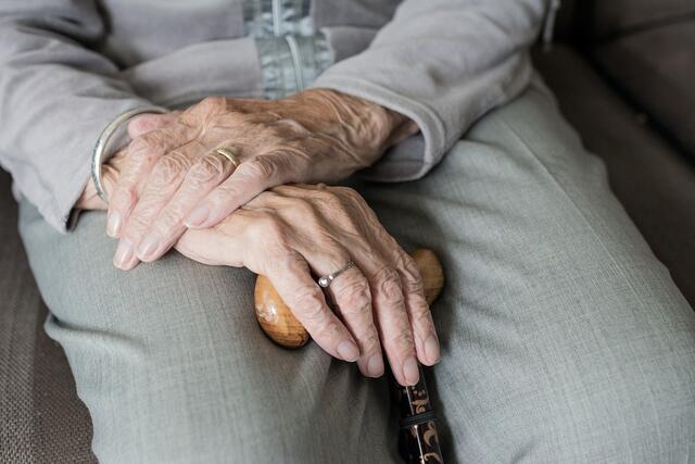 Eine alte Dame wurde in Währing ihrer Halskette beraubt.  | Foto: Sabine van Erp/Symbolbild