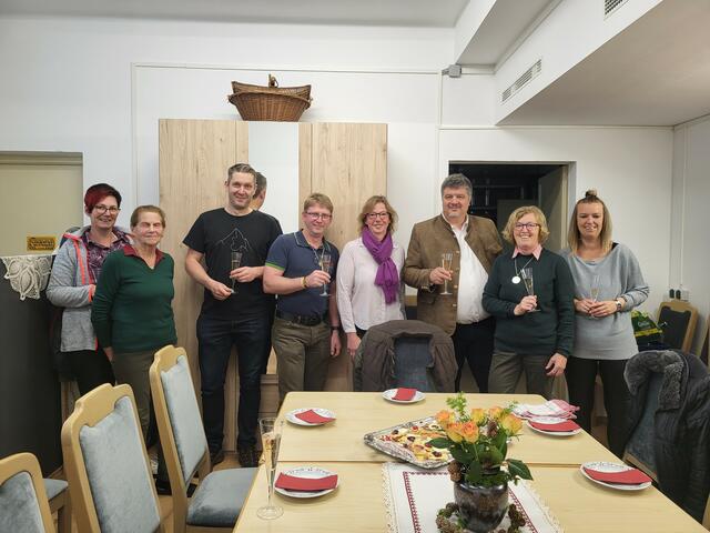 Bürgermeister Wilfried Mödritscher und der weitere Gemeindevorstand statteten den Trachtenfrauen einen Besuch ab.  | Foto: Privat