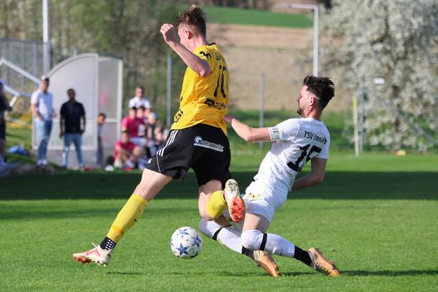 Kämpfen und siegen! So lautet das Motto von Manuel Zeppetzauer (in Grün), Kapitän der SPG Utzenaich/Antiesenhofen, und seinen Mannschaftskollegen. Gewinnt Utzenaich das Heimspiel gegen den SV Lambrechten, kehrt der Verein nach sechs Jahren wieder in die Landesliga West zurück.  | Foto: Reinhard Schröckelsberger