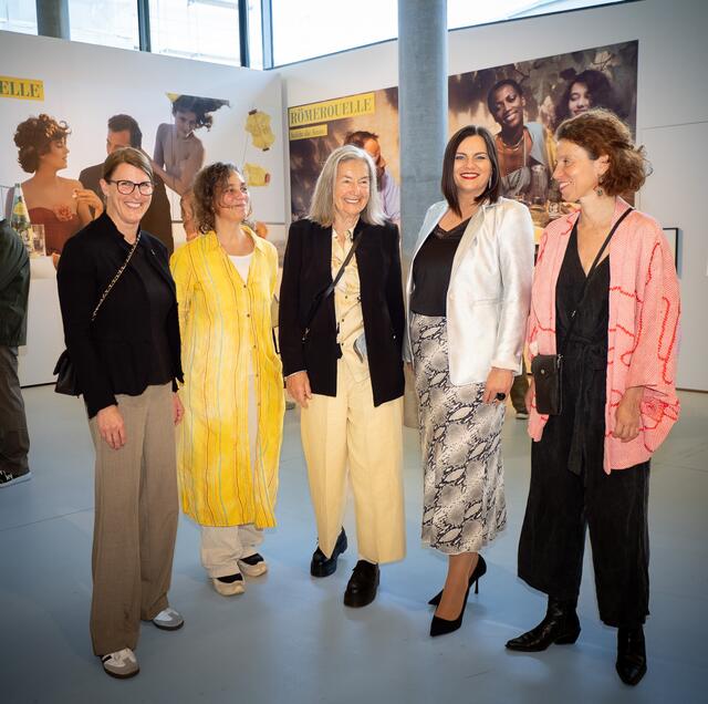 Ausstellungseröffnung: Barbara Weißeisen-Halwax (KBB), Birgit Sauer (Landesgalerie), Elfie Semotan, Landeshauptmann-Stellvertreterin Astrid Eisenkopf und Kuratorin Katrin Bucher-Trantow (von links). | Foto: Landesgalerie