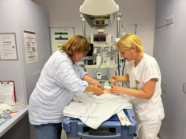 Hebamme Martina Werderits mit DKKP Maria Mihalkovits beim Training an der Simulationspuppe | Foto: Gesundheit Burgenland