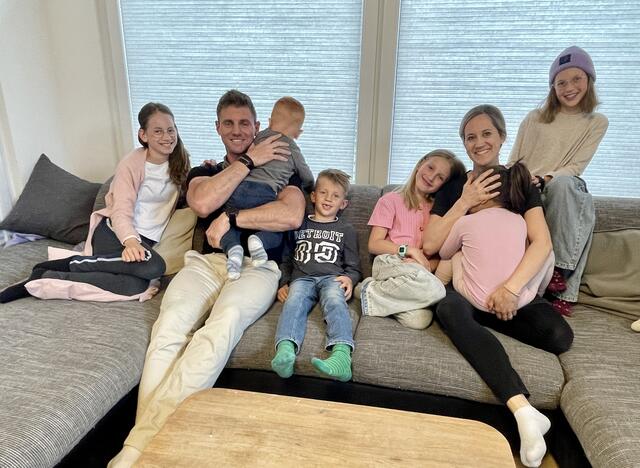 Familie Gerl aus Lochen am See mit den beiden Pflegekindern Elias und Sarah (jeweils im Arm). | Foto: Ebner