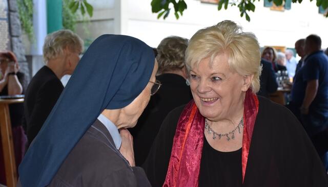 Leiterin Gerlinde Hörmann im Gespräch mit Gästen | Foto: Wutte
