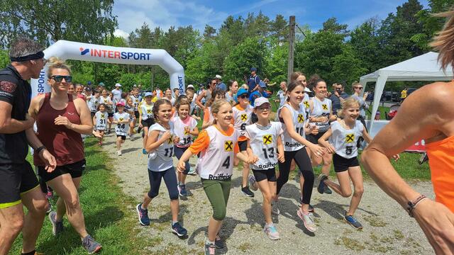 Rund 50 Erwachsene und mehr als 50 Kinder gingen in Regau an den Start.  | Foto: Sportunion Regau