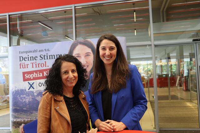 VP-Spitzenkandidatin Sophia Kircher (rechts) mit der regionalen Spitzenkandidatin Margreth Falkner in Zams. | Foto: Seelos
