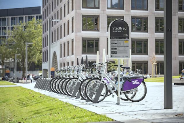 Rund 500 Fahrräder an knapp 50 Stationen umfasst der IVB-Leihradservice Stadtrad – ideal für die Erkundung der Stadt in individuellem Tempo und auf eigene Art und Weise. | Foto: IVB / Berger
