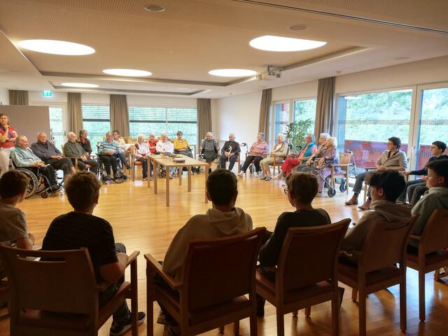 Die Bewohnerinnen und Bewohner vom Altenwohnheim Kufstein Innpark freuten sich über die Nisthilfen, welche jetzt deren Garten zieren.  | Foto: Regionalmanagement KUUSK
