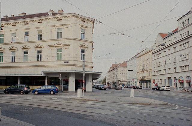 Der Floridsdorfer Leo Kandl ist Fotograf und hält die Vielseitigkeit der Brünner Straße in Bildern fest.  | Foto: Leo Kandl