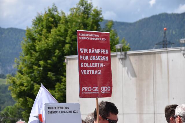 In Kundl fand die nunmehr dritte Protestveranstaltung statt.  | Foto: Barbara Fluckinger