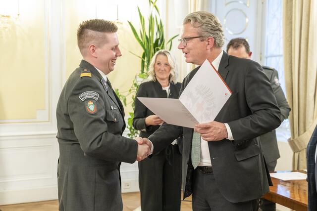 Florian Daross bekam von LH Christopher Drexler das Dekret überreicht. | Foto: Land Steiermark/Binder