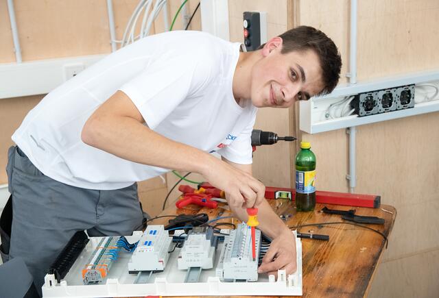 David Prammer zeigte beim Landeslehrlingsbewerb der Elektrotechniker groß auf. | Foto: Rudolf Laresser