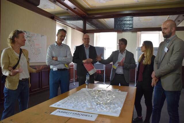 Experten und Gemeinde am Arbeitsmodell. | Foto: Preineder