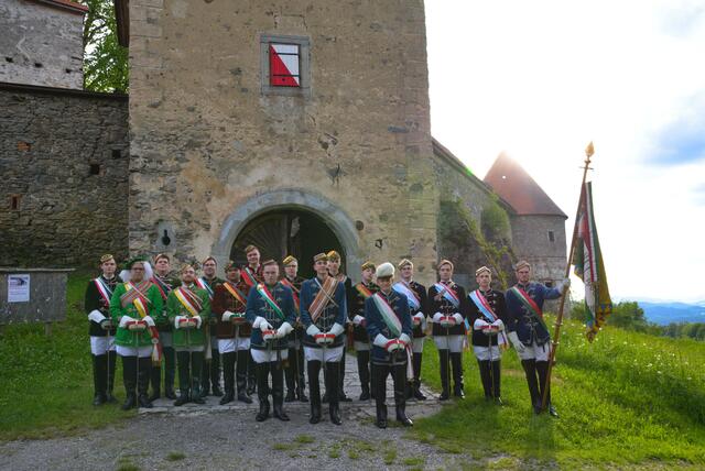 Die Chargierten und das Kommerspräsidium vor der Burg Piberstein. | Foto: Alfred Hofer