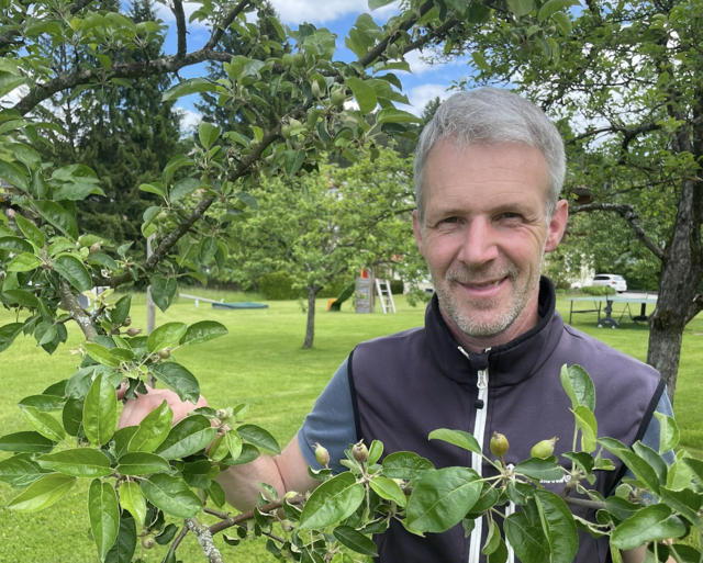 Hubert Baumgartner beobachtet seine Obstbäume heuer so genau wie noch nie. | Foto: Privat