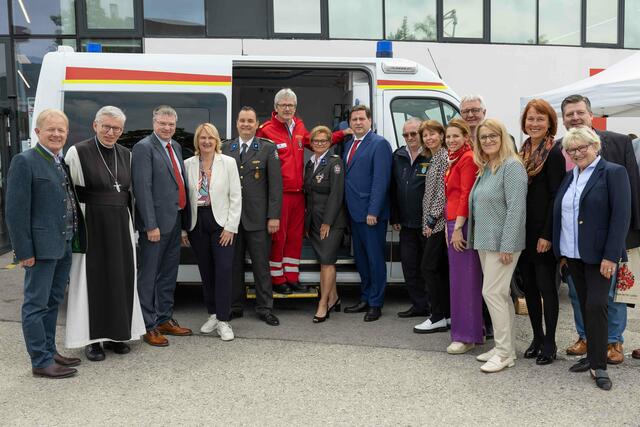  LAbg. Peter Gerstener, Abt Maximilian Heim, LAbg. Wolfgang Kocevar, Vizebürgermeisterin Helga Krismer, Gernot Grünwald (Bezirksstellenleiter Rotes Kreuz Baden), Manfred Lang (Bezirksstellen-Geschäftsführer Rotes Kreuz), Corinna Kornherr (Bezirksstellenleiter Stv. Rotes Kreuz), Bürgermeister Stefan Szirucsek, Anton Kerschbaumer (Bezirksfeuerwehrkommandant), Bezirkshauptfrau Verena Sonnleitner, NAbg. Carmen Jeitler-Cincelli, LAbg. Christoph Kainz, NAbg. Ulrike Königsberger-Ludwig, StR Angela Stöckl-Wolkerstorfer, StR Markus Riedmayer und StR Maria Wieser. | Foto: 2024psb/c.kollerics