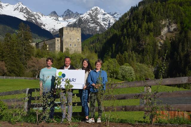 Planzten die "Klimahecke", Florian Schweiger (KLAR! Landeck Umgebung,) Mathias Schranz (Bgm. Kauns), Bernadette Hofer (KLAR! Kaunergrat) und Michaela Gasser-Mark (KLAR! Arlberg Stanzertal). | Foto: Klar! Arlberg Stanzertal