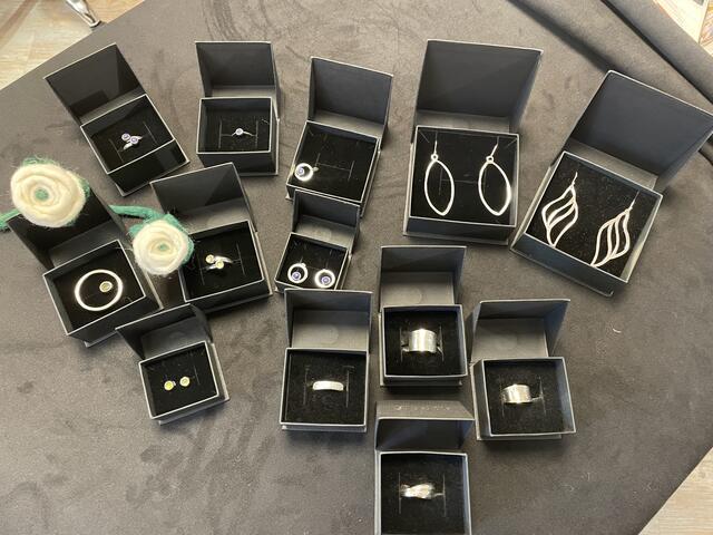 Im Weltladen in Reutte findet man ein großes Sortiment an nachhaltig und fair produziertem Schmuck. | Foto: Reichel