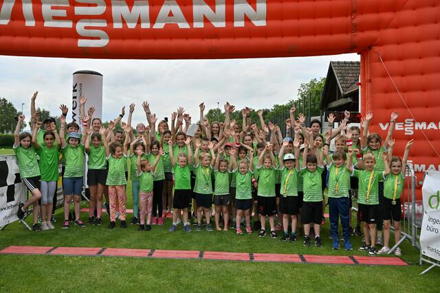 (Kindergruppenbild): Bild der LC Kapelln Kids mit dem Trainerteam | Foto: LC Kapelln