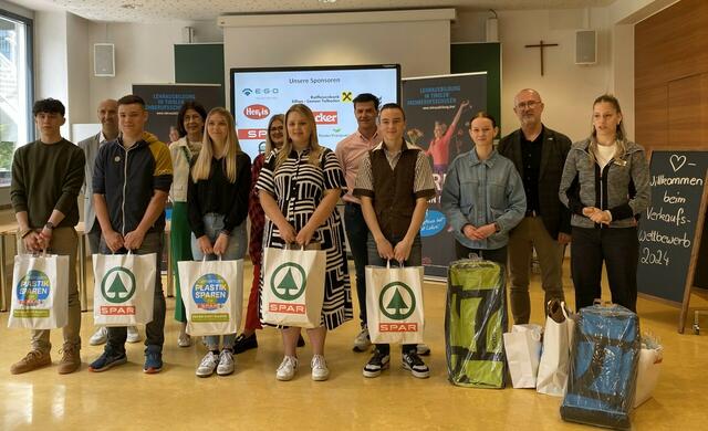 Die sieben TeilnehmerInnen des Verkaufswettbewerbs mit der Fachjury: Noah Lang, Dir. Klaus Oberegger, Niklas Passler, Testkundin Michaela Ausserdorfer, Aileen Steiner, Jury Anja Blassnig, Lelaina Eberhard, Jury Hans Peter Bergmann, Fabian Fürhapter, Leonie Steiner, Jury Wilfried Kollreider und Sharon Schmölzer. | Foto: TFBS Lienz