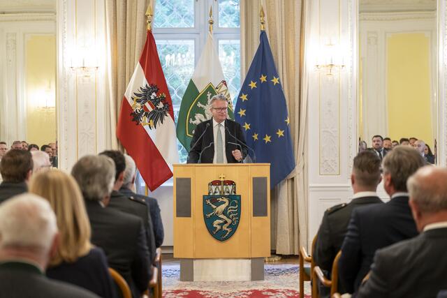 LH Christopher Drexler bedankte sich bei allen neuen Einsatzoffizieren des Roten Kreuzes. | Foto: Land Steiermark/Binder