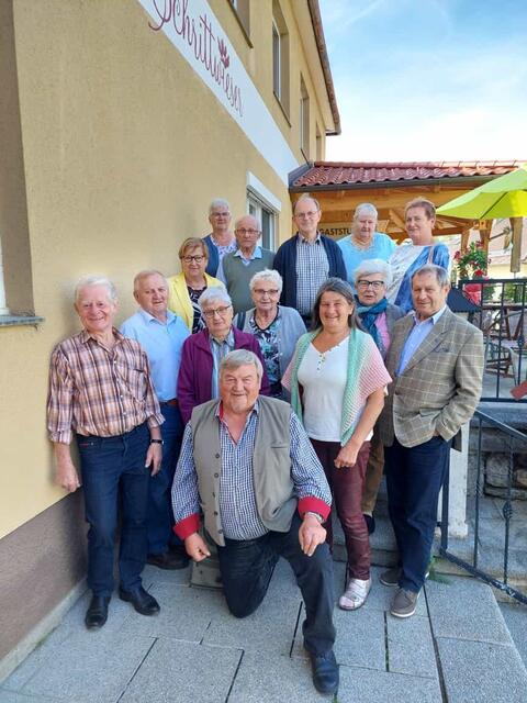 Vorne knieend: Josef Zöchbauer 1. Reihe v. l.: Alois Eder, Johann Resel, Gertrude Höbarth, Christine Enigl, Christine Peham, Erna u. Franz Maierhofer 2. Reihe v. l.: Ernestine Resel, Resi Wenninger, Ignaz Weninger, Maierhofer Alois u. Christiane, Leopoldine Reiter | Foto: Seniorenbund