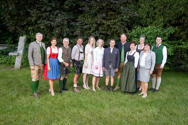 Eduard Zentner (Präsident Landarbeiterkammer Steiermark), Maria Pein, LK-Bezirksobmann Franz Uller, Thomas Paier, Martina Prutsch, Verena Uidl, Markus Faßwald, Markus Lanz (ARGE-Meister:innen Obmann), Theresia Harrer (ARGE Meister:innen-Sprecherin), Viktoria Brandner (Landesbäuerin), Manuela Khom (Landtagspräsidentin), Franz Heuberger (Geschäftsführer Lehrlings- und Fachausbildungsstelle) | Foto: LFA/Danner