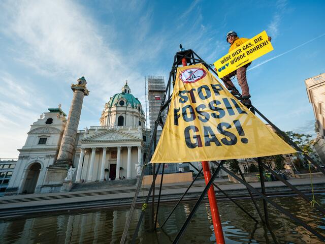 "Wäre hier Gas, die OMV würde bohren!" ist man sich bei Greenpeace am Karlsplatz sicher. | Foto: Mitja Kobal/Greenpeace